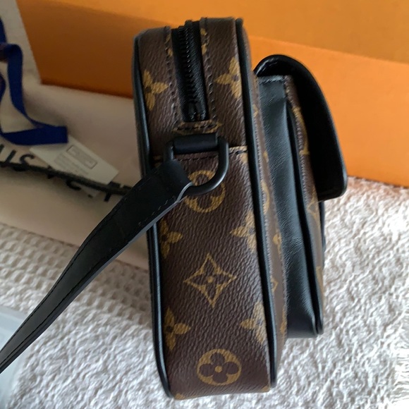 Louis Vuitton Christopher Wearable Wallet - Picture 4 of 17